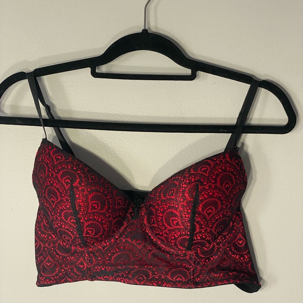 Jezebel 36C Corset Style Bra
Black Lace over Red 
Very good condition 
Sexy